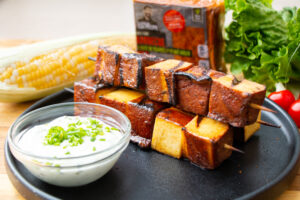 Brochettes de tofu fumé BBQ