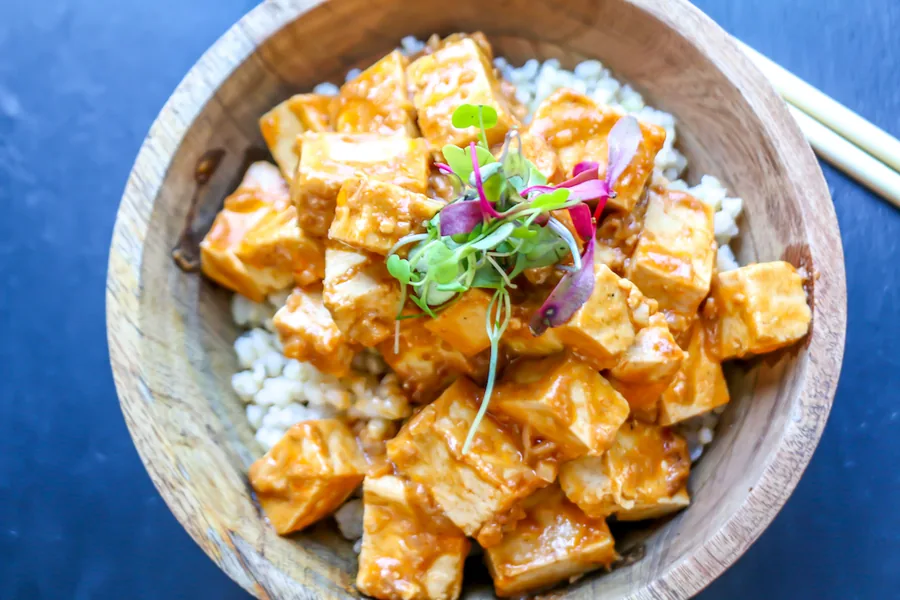 Tofu épicé, sauce aux arachides