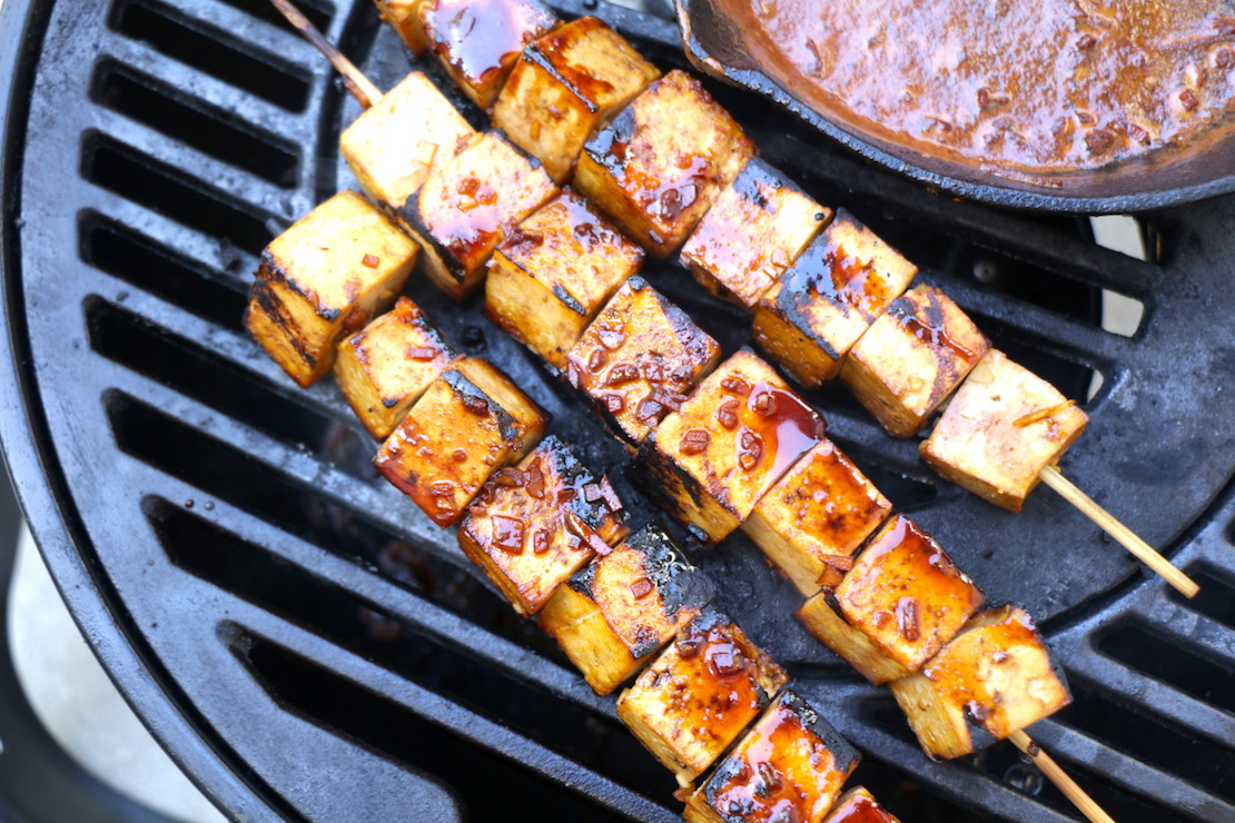 Brochettes de tofu fumé BBQ - La cuisine De Jean-Philippe